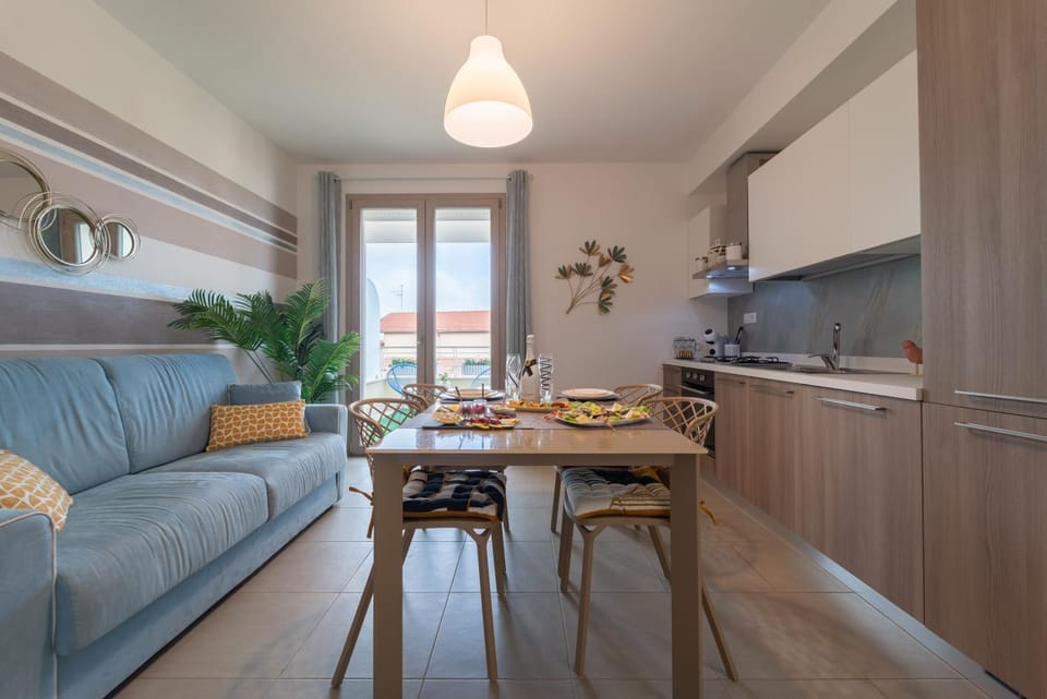 Kitchen or kitchenette, Living room, Seating area, Dining area, Food