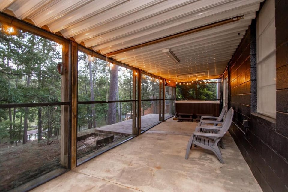 Lakefront, Game Room, Hot Tub, Fire Pit House in Rockwell