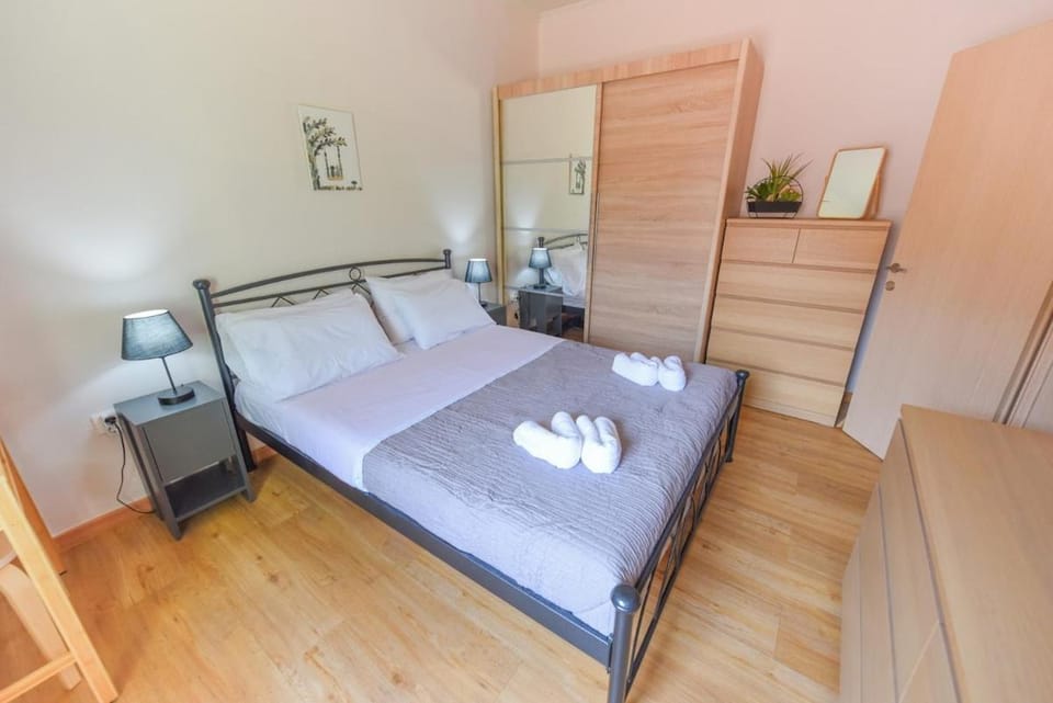 Bed, Photo of the whole room, Bedroom, towels, wardrobe