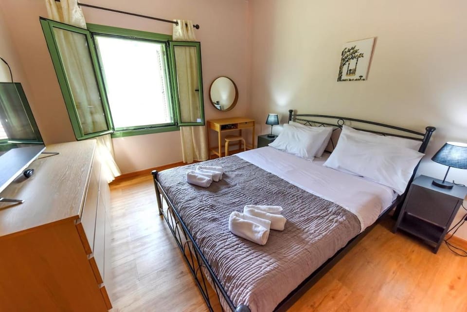 Bed, TV and multimedia, Photo of the whole room, Bedroom, towels