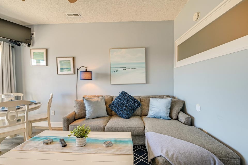 Walk to Beach: Top-Floor Condo in Murrells Inlet House in Garden City