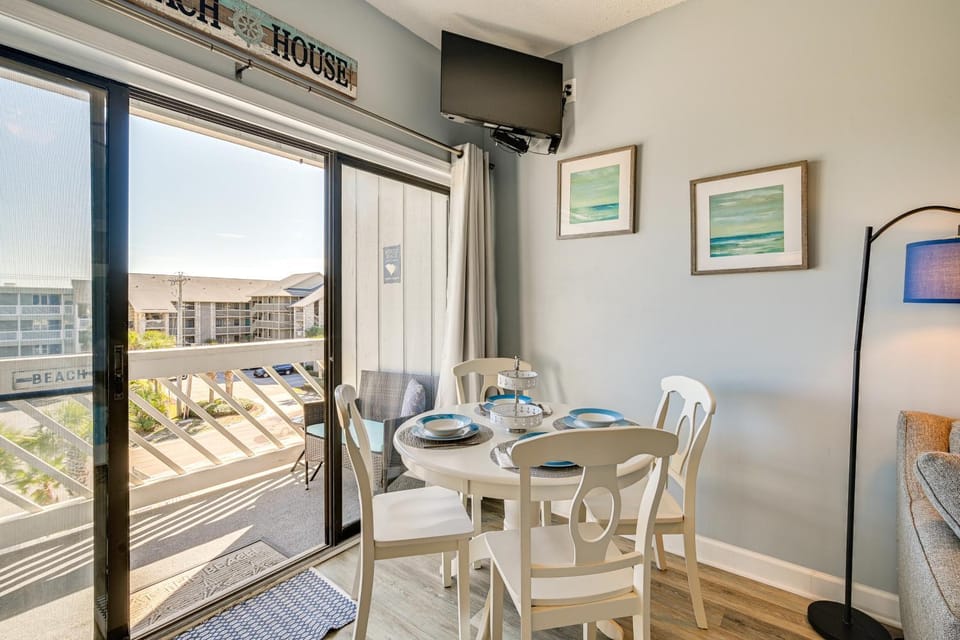 Walk to Beach: Top-Floor Condo in Murrells Inlet House in Garden City