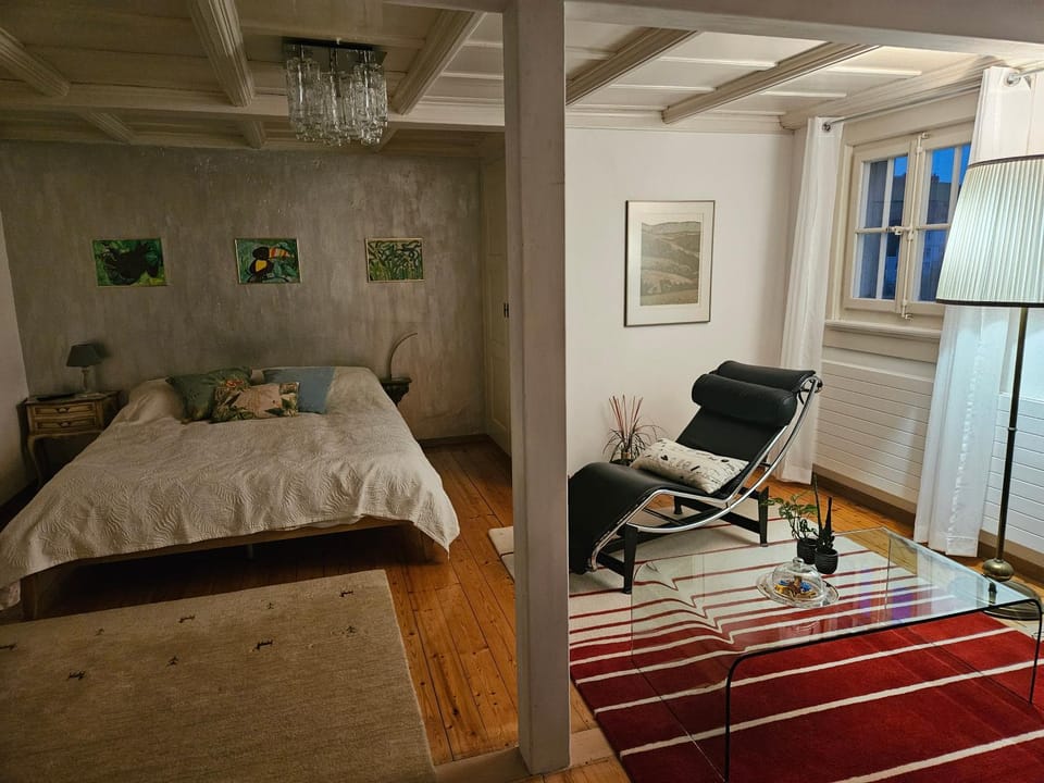Bed, Seating area, Bedroom