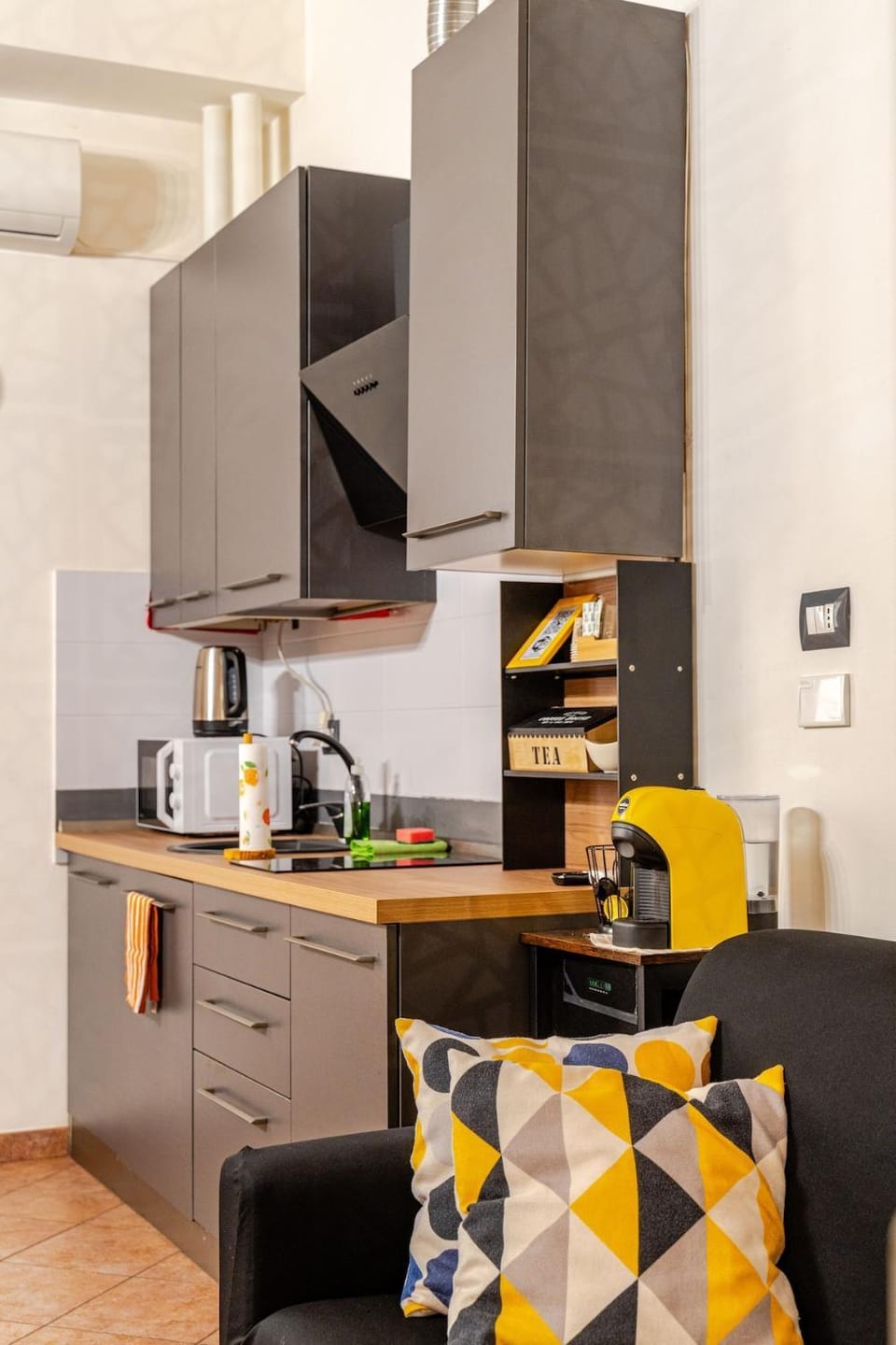 Coffee/tea facilities, Kitchen or kitchenette, Living room, Dining area, oven, stove