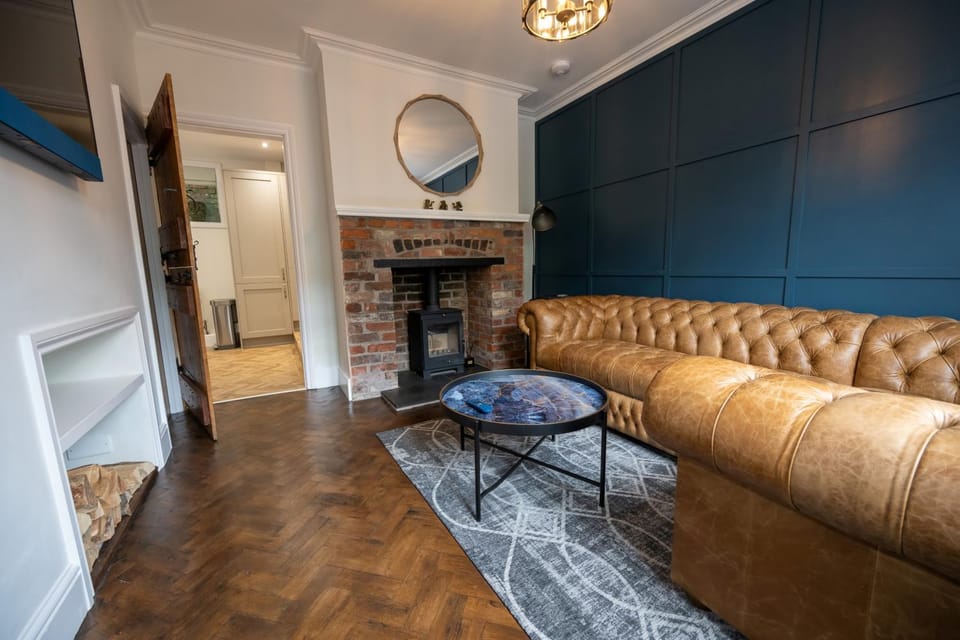 TV and multimedia, Living room, Seating area, fireplace, furniture