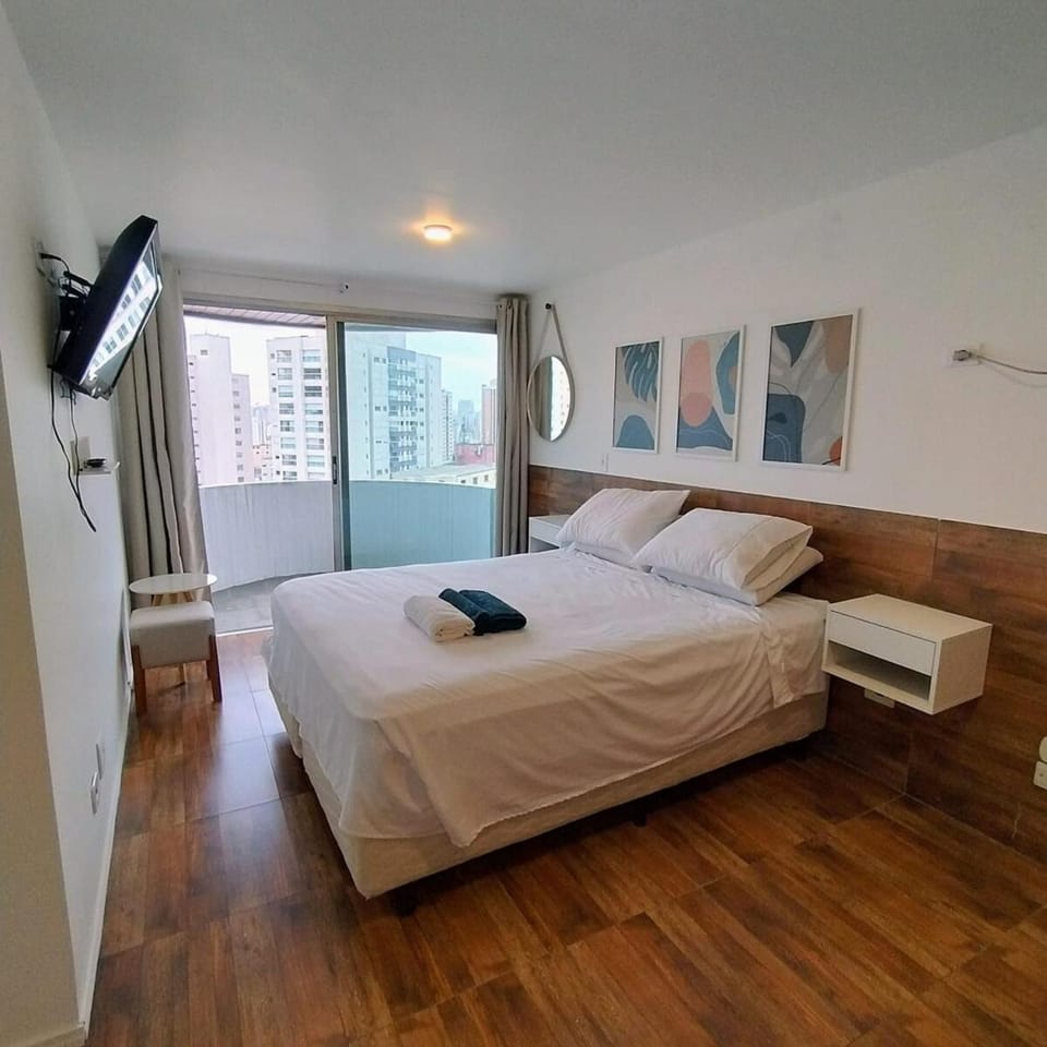 Photo of the whole room, towels, air conditioner