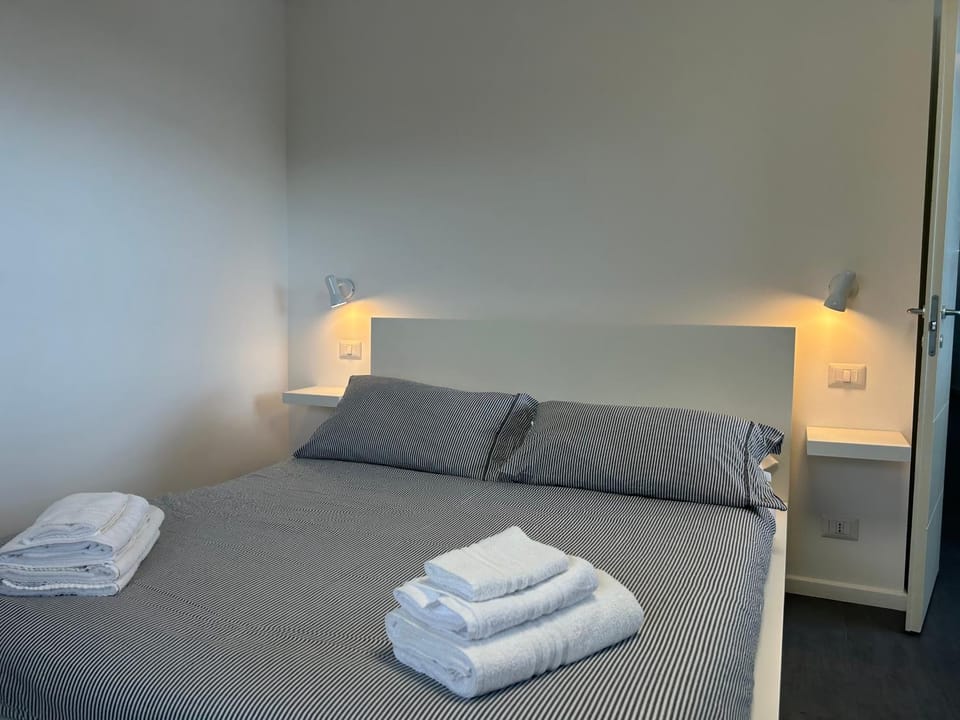 Bed, Bedroom, towels