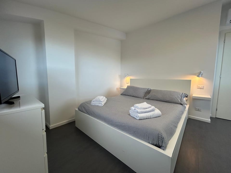 Bed, TV and multimedia, Bedroom