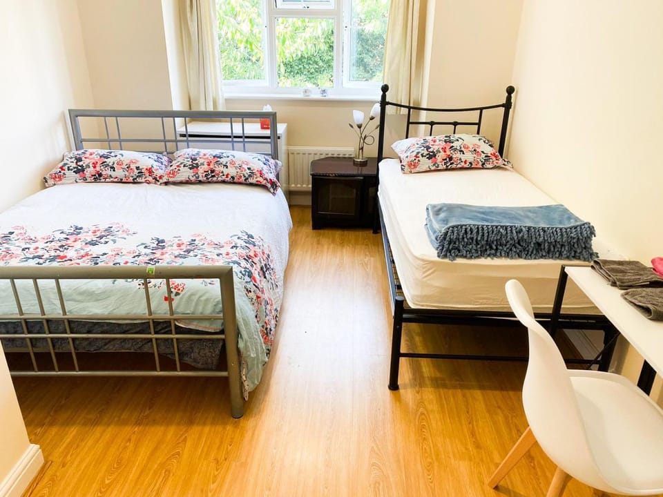 Royal Harrow Stay - Near Station Apartment in Harrow