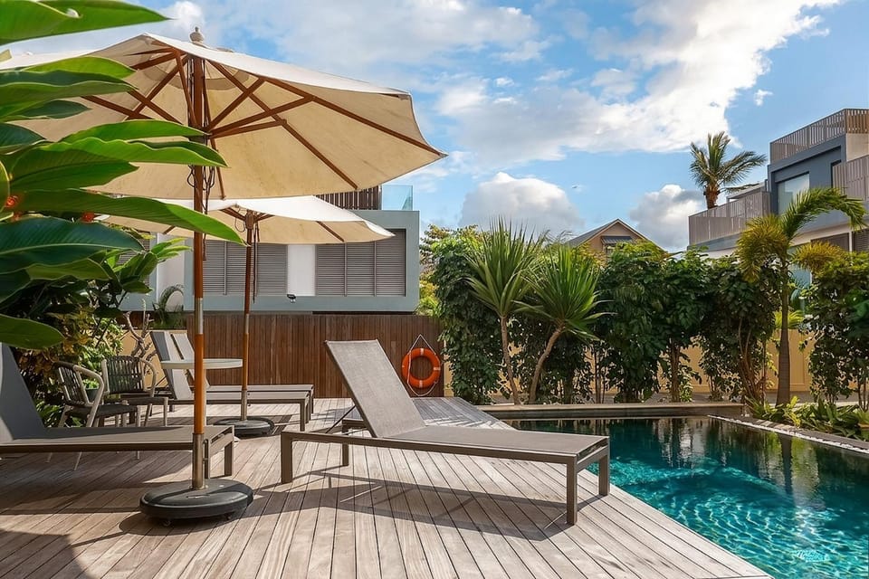 Property building, Garden view, Pool view, Swimming pool, sunbed