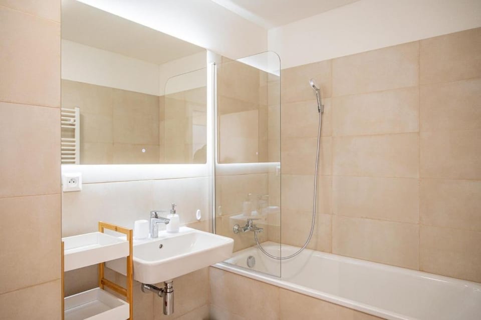 Bathroom, Bath, towels