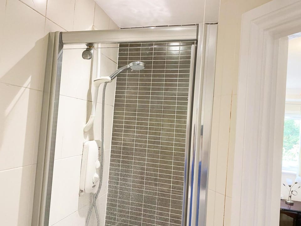 Royal Harrow Stay - Elegant Retreat Near Station Apartment in Harrow