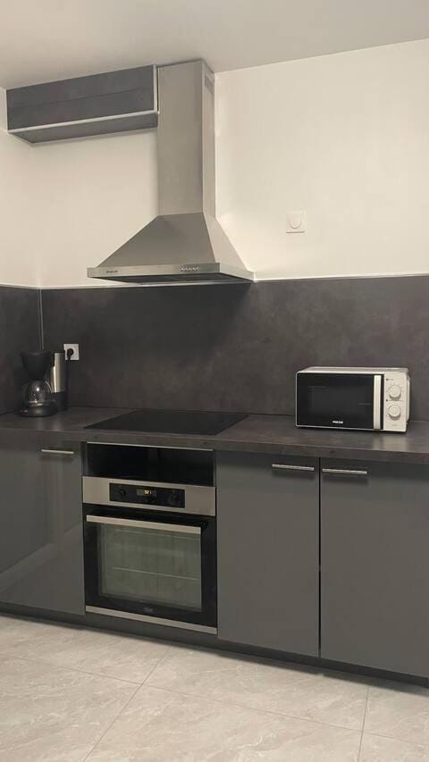 Kitchen or kitchenette, oven