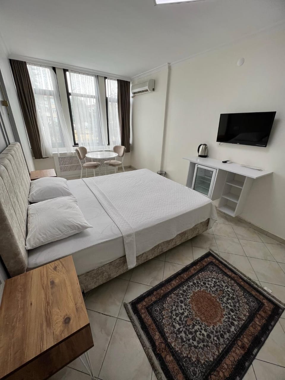 Bed, Seating area, Bedroom, air conditioner