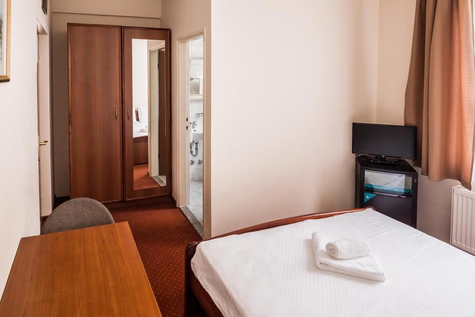 Bed, TV and multimedia, Photo of the whole room, Seating area, Bedroom