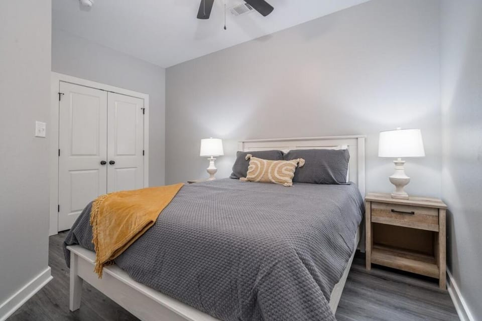 Lakefront Oasis 7 Min to DWNTN with Game Room! House in Lake Hamilton