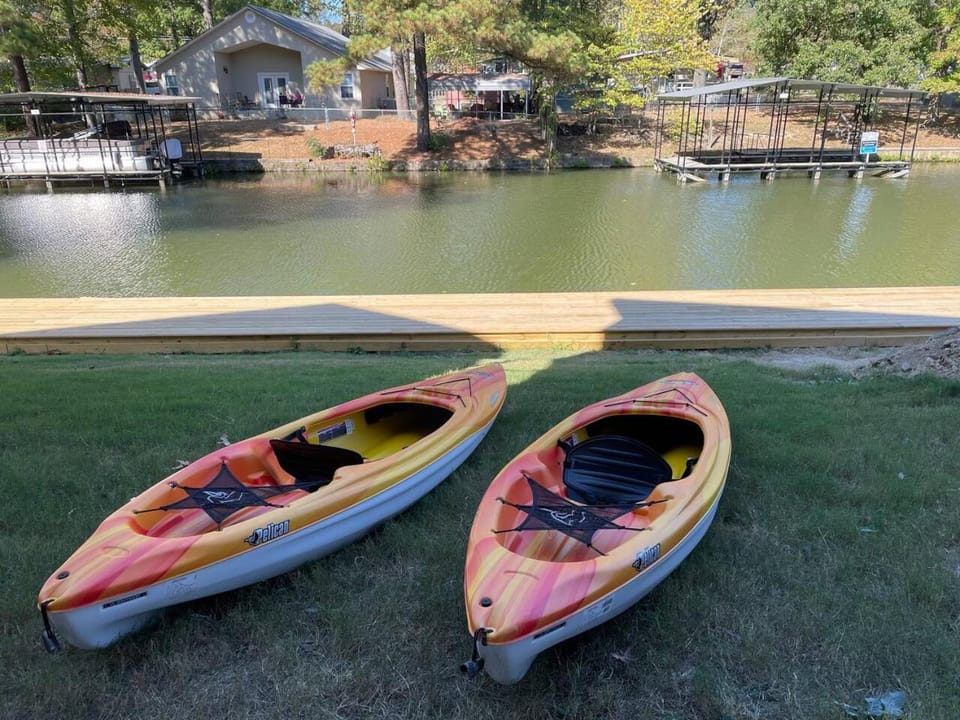 Lakefront Oasis 7 Min to DWNTN with Game Room! House in Lake Hamilton
