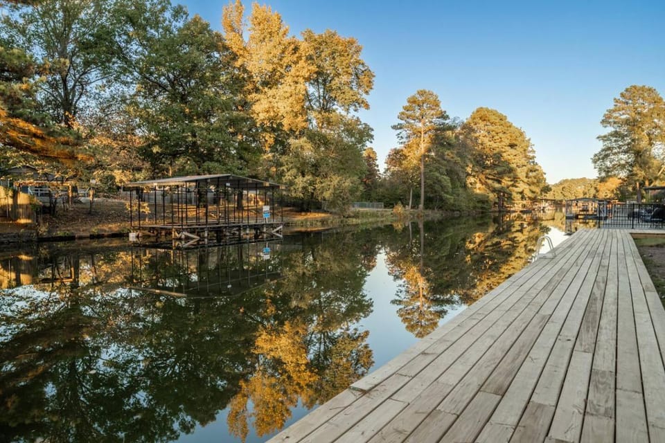 Lakefront Oasis 7 Min to DWNTN with Game Room! House in Lake Hamilton