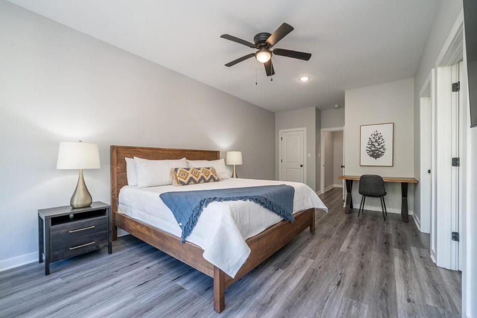 Lakefront Oasis 7 Min to DWNTN with Game Room! House in Lake Hamilton