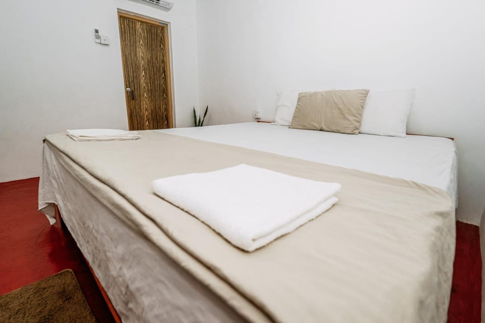 Bed, Bedroom, towels