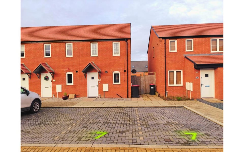 Property building, Facade/entrance, Day, Neighbourhood, Street view, Parking