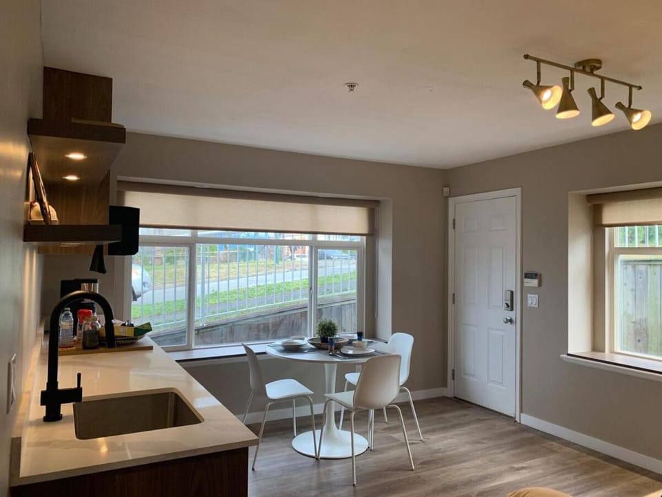 Kitchen or kitchenette, Photo of the whole room, Dining area