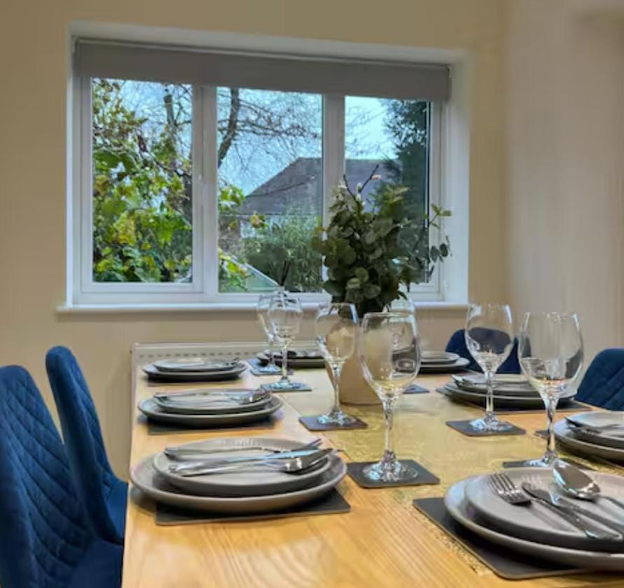 Rectory House Perfect for Families, Groups, Business, Contractors, Sutton Coldfield House in The Royal Town of Sutton Coldfield