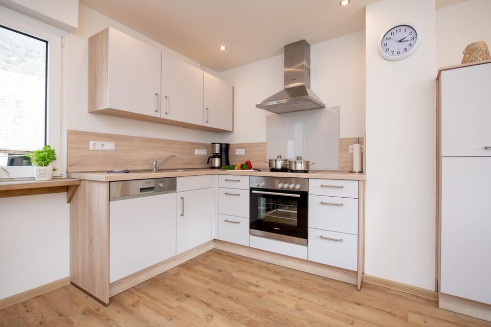 Coffee/tea facilities, Kitchen or kitchenette, dishwasher, oven, stove, toaster