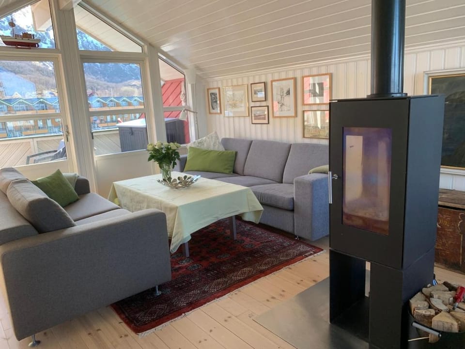 Living room, Seating area, fireplace, fireplace, oven