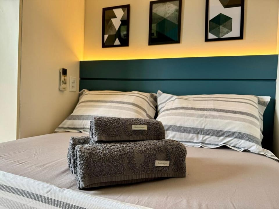 Bed, towels