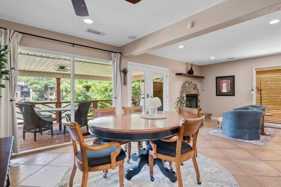 Steps to the Lake, Game Room & More! Sleeps 9 House in Lake Hamilton