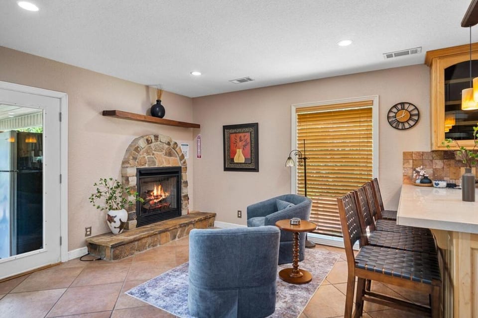 Steps to the Lake, Game Room & More! Sleeps 9 House in Lake Hamilton