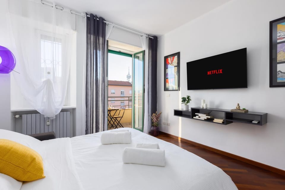 Bed, TV and multimedia, Photo of the whole room, Bedroom, towels