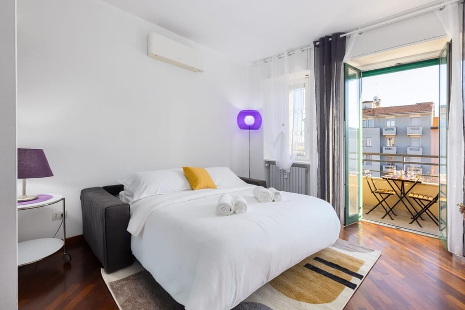 Bed, View (from property/room), Balcony/Terrace, Living room, Photo of the whole room, Seating area, Bedroom, towels, air conditioner