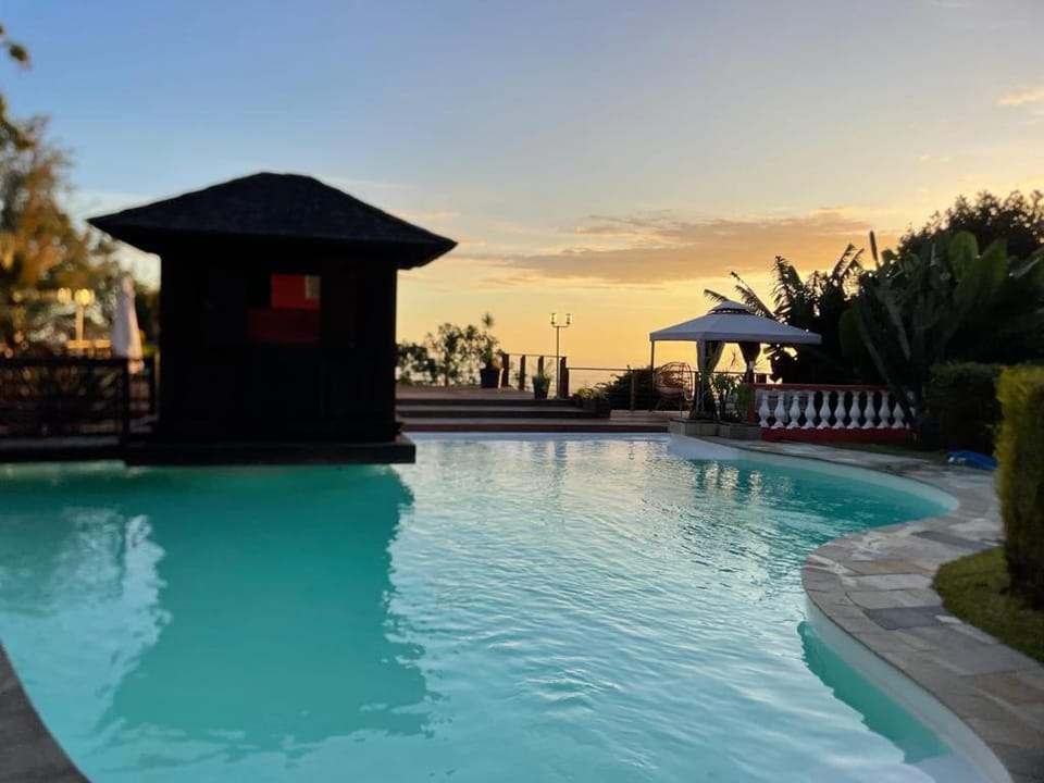 Grande Villa et Bungalows dans un Jardin créole avec Piscine et Vue Panoramique House in Réunion