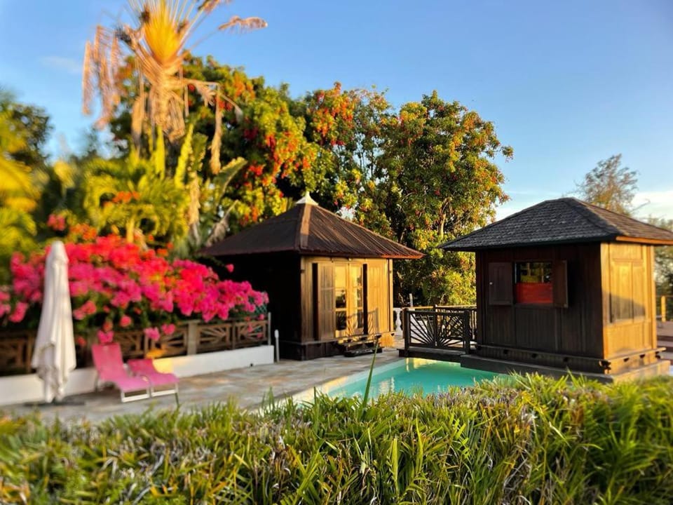 Grande Villa et Bungalows dans un Jardin créole avec Piscine et Vue Panoramique House in Réunion