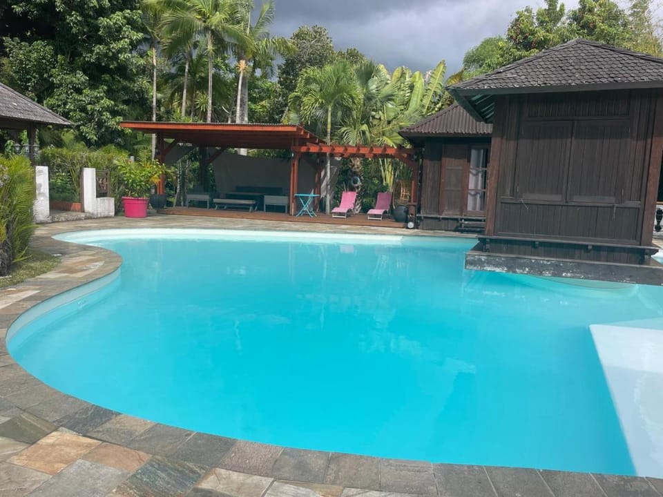 Grande Villa et Bungalows dans un Jardin créole avec Piscine et Vue Panoramique House in Réunion