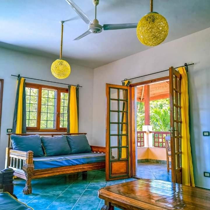 Living room, Photo of the whole room
