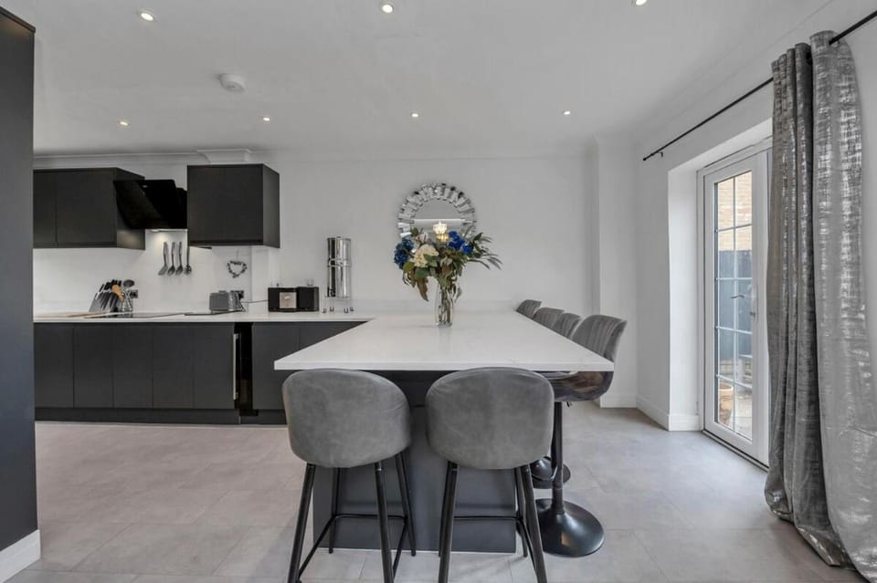 Spacious 5 Bedroom Detached Property with parking House in St Edmundsbury District