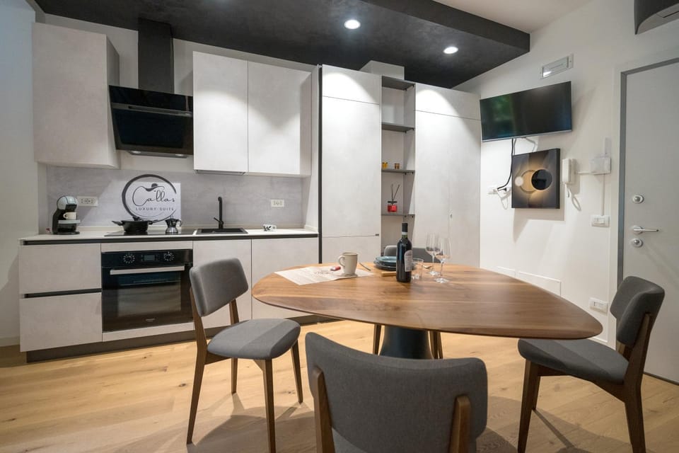 Kitchen or kitchenette, Dining area, stove