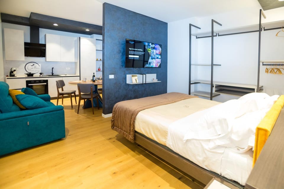 Bed, TV and multimedia, Photo of the whole room, Bedroom