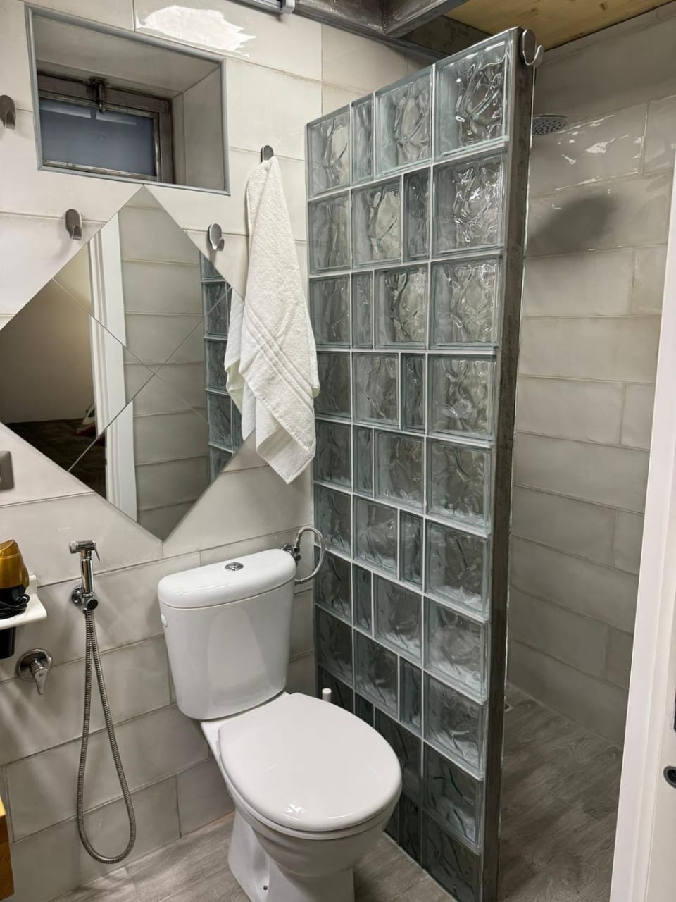 Shower, Toilet, Bathroom, towels