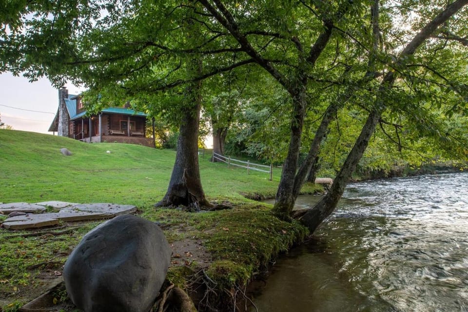 Rippling Waters Retreat, Riverfront Rustic Cabin Cabin in Townsend