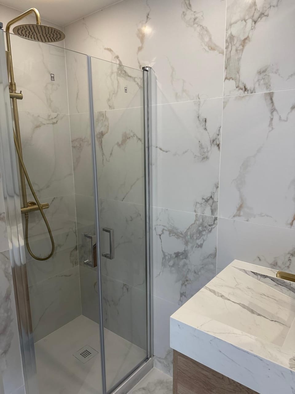 Shower, Bathroom, towels