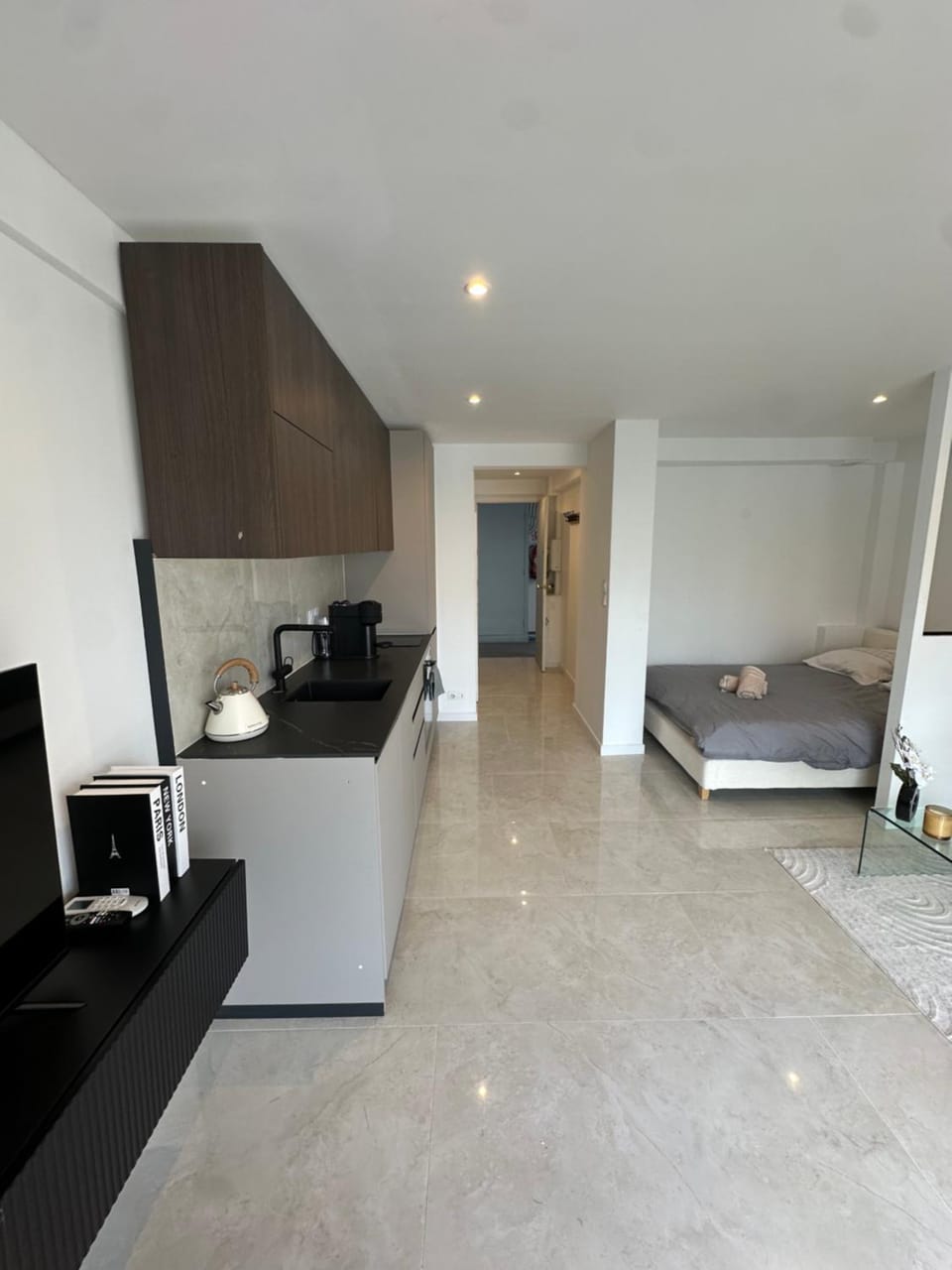 Bed, Kitchen or kitchenette, Living room, Seating area, Bedroom