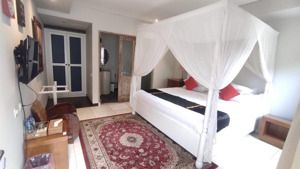 Bed, TV and multimedia, Seating area, Bedroom