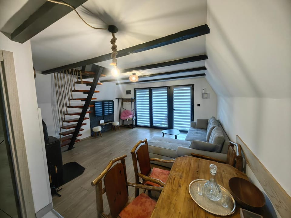 TV and multimedia, Living room, Seating area, Dining area, fireplace