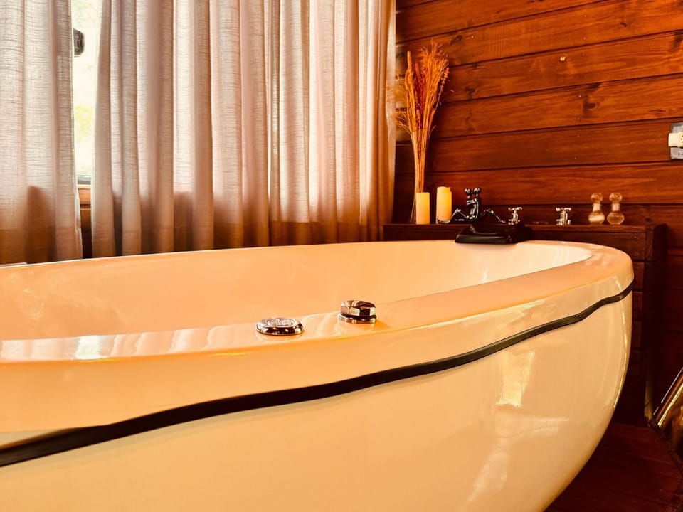 Hot Tub, Decorative detail