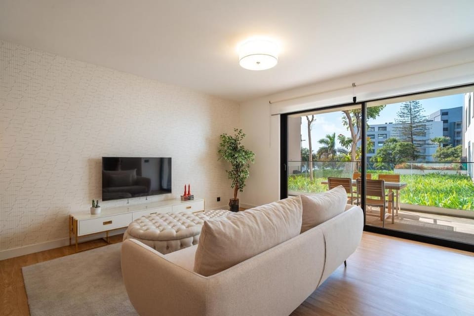Suite Q - Supermarket - Pool - AC - Private Parking Spot Apartment in Funchal