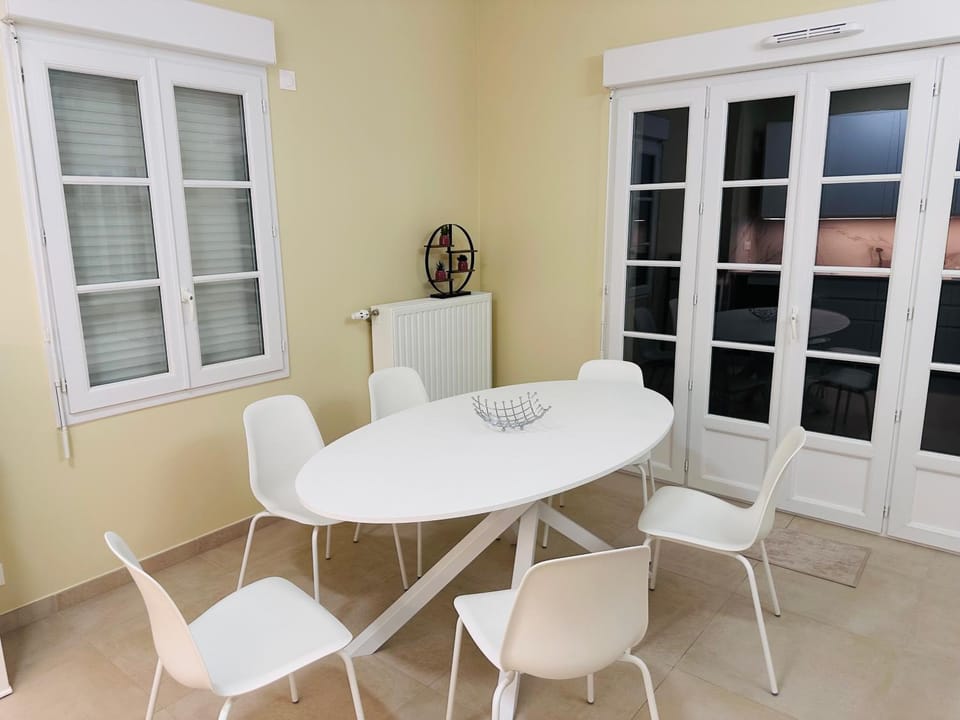 Seating area, Dining area
